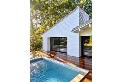 piscine compacte pas chere par Irripiscine by Irrijardin dans un jardin ensoleillée